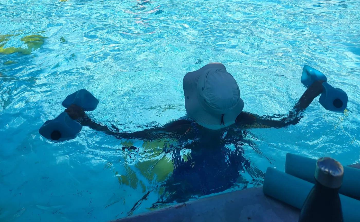 Exercice avec haltères aquatiques pendant un cours Aqua Body chez Aqua Forme