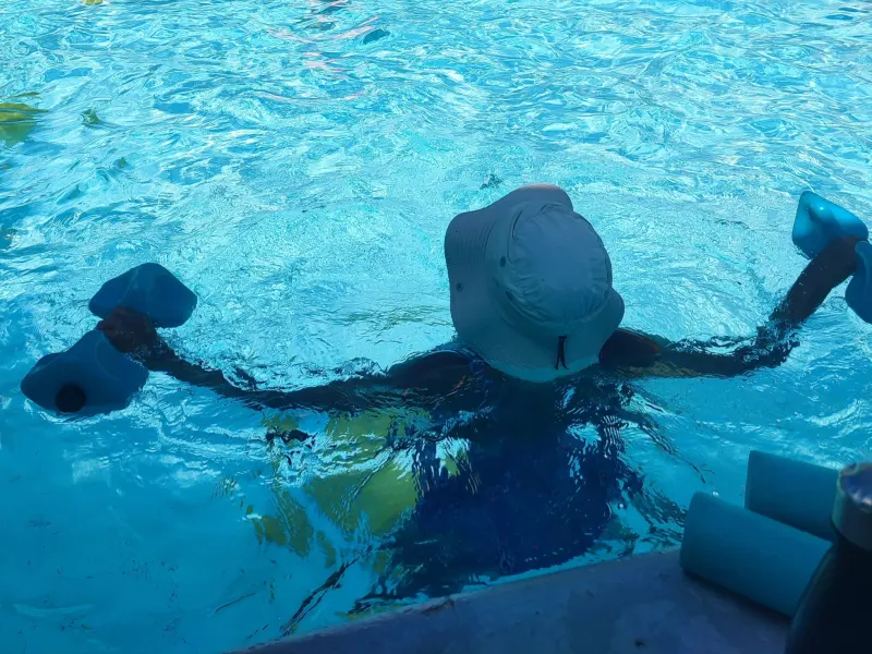 Exercice avec haltères aquatiques pendant un cours Aqua Body chez Aqua Forme