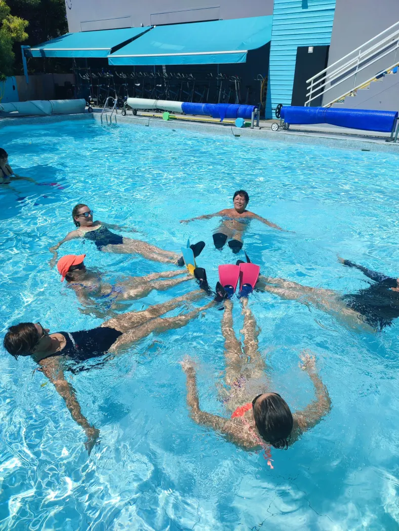 Nageurs équipés de palmes pendant un cours d’Aqua Palme chez Aqua Forme à Saint-Pierre
