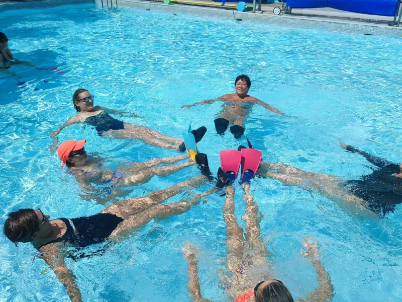 Nageurs équipés de palmes pendant un cours d’Aqua Palme chez Aqua Forme à Saint-Pierre