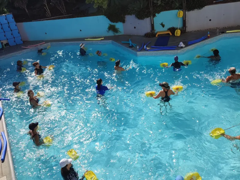 Séance Aqua Power, version aquatique du Pump, dans le bassin d’Aqua Forme à Saint-Pierre