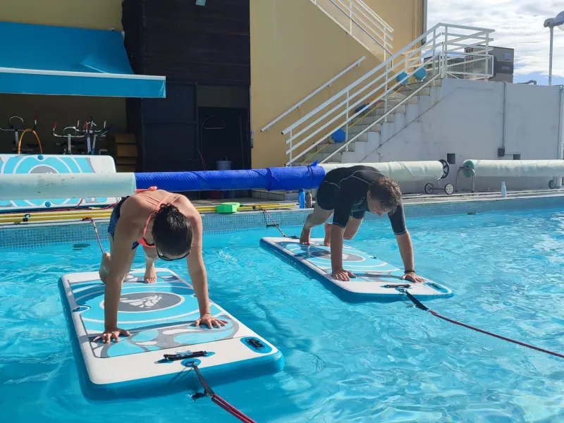 Pompes sur planche de paddle pendant un cours d’Aqua Stand Up à Saint-Pierre