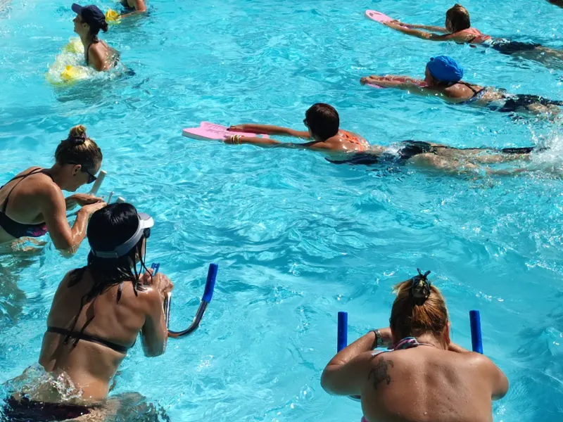 Séance d’Aqua Training en ateliers dans le bassin d’Aqua Forme à Saint-Pierre