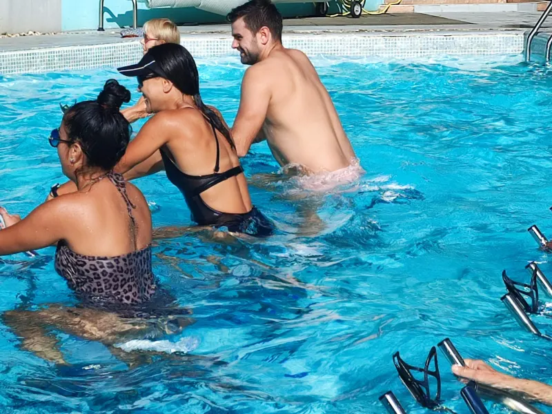 Petit groupe pédalant dans l’eau pendant une séance d’aquabike à La Réunion