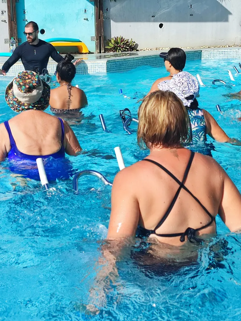 Cours d’aquabike en petit groupe sur vélos immergés chez Aqua Forme à Saint-Pierre