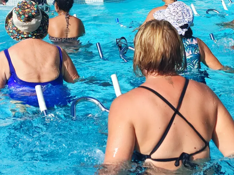 Cours d’aquabike en petit groupe sur vélos immergés chez Aqua Forme à Saint-Pierre