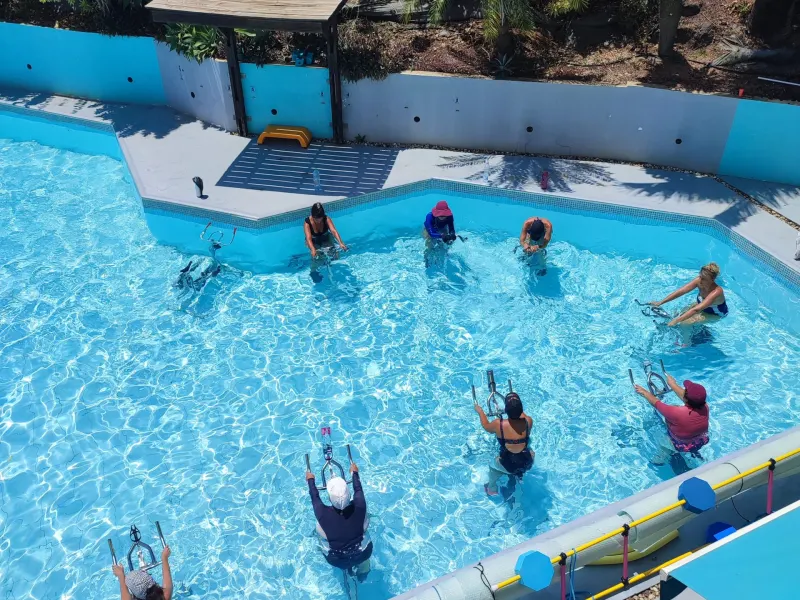 Vélos d’aquabike immergés dans le bassin d’Aqua Forme Réunion à Saint-Pierre