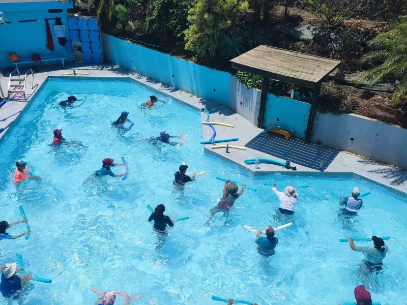 Cours Aqua Fit en groupe avec barres lestées dans le bassin d’Aqua Forme à Saint-Pierre