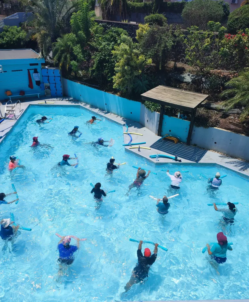 Cours Aqua Fit en groupe avec barres lestées dans le bassin d’Aqua Forme à Saint-Pierre