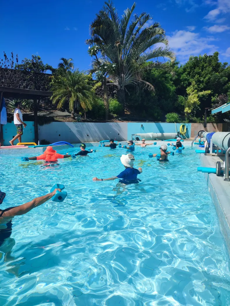 Cours d’aquagym dans le bassin extérieur d’Aqua Forme à Saint-Pierre, sous les palmiers