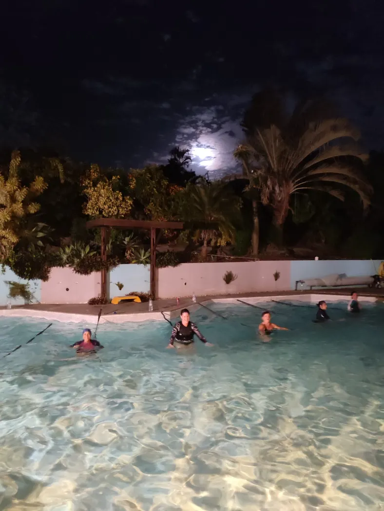 Le bassin d’Aqua Forme Réunion à la tombée de la nuit, à Saint-Pierre