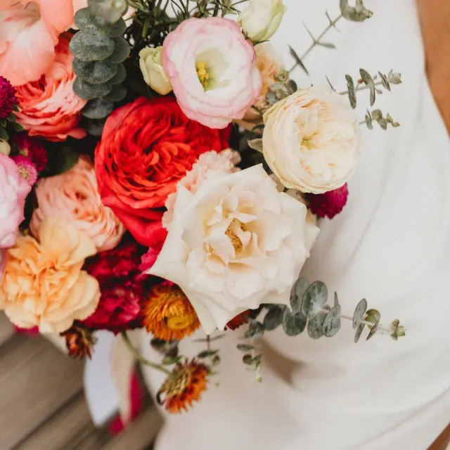 Bouquet de mariée coloré composé de roses et de renoncules