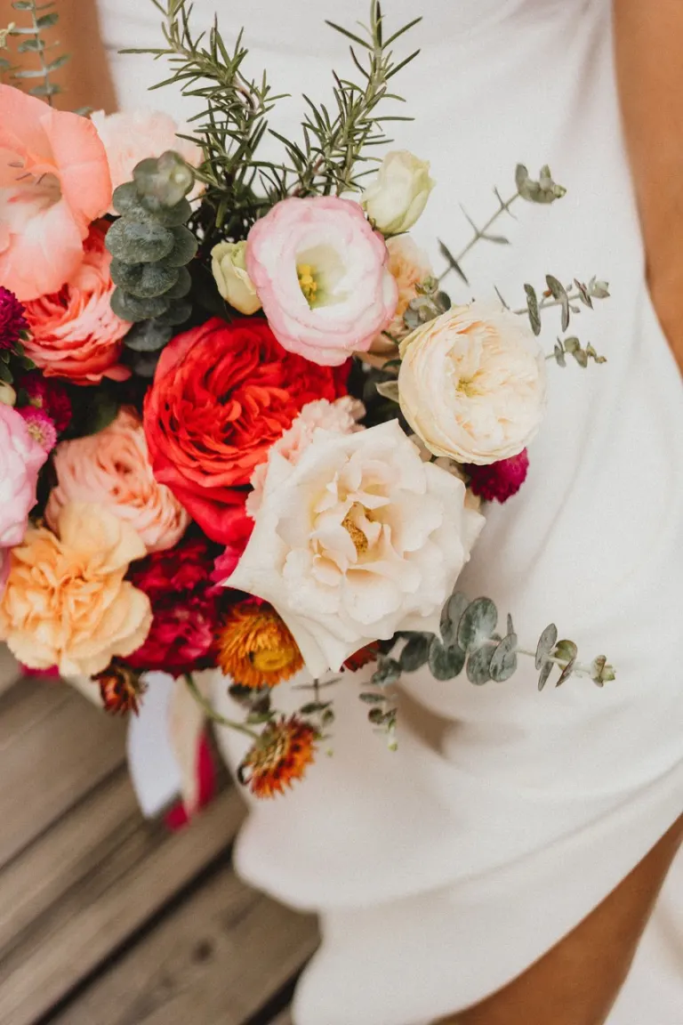 Bouquet de mariée coloré composé de roses et de renoncules