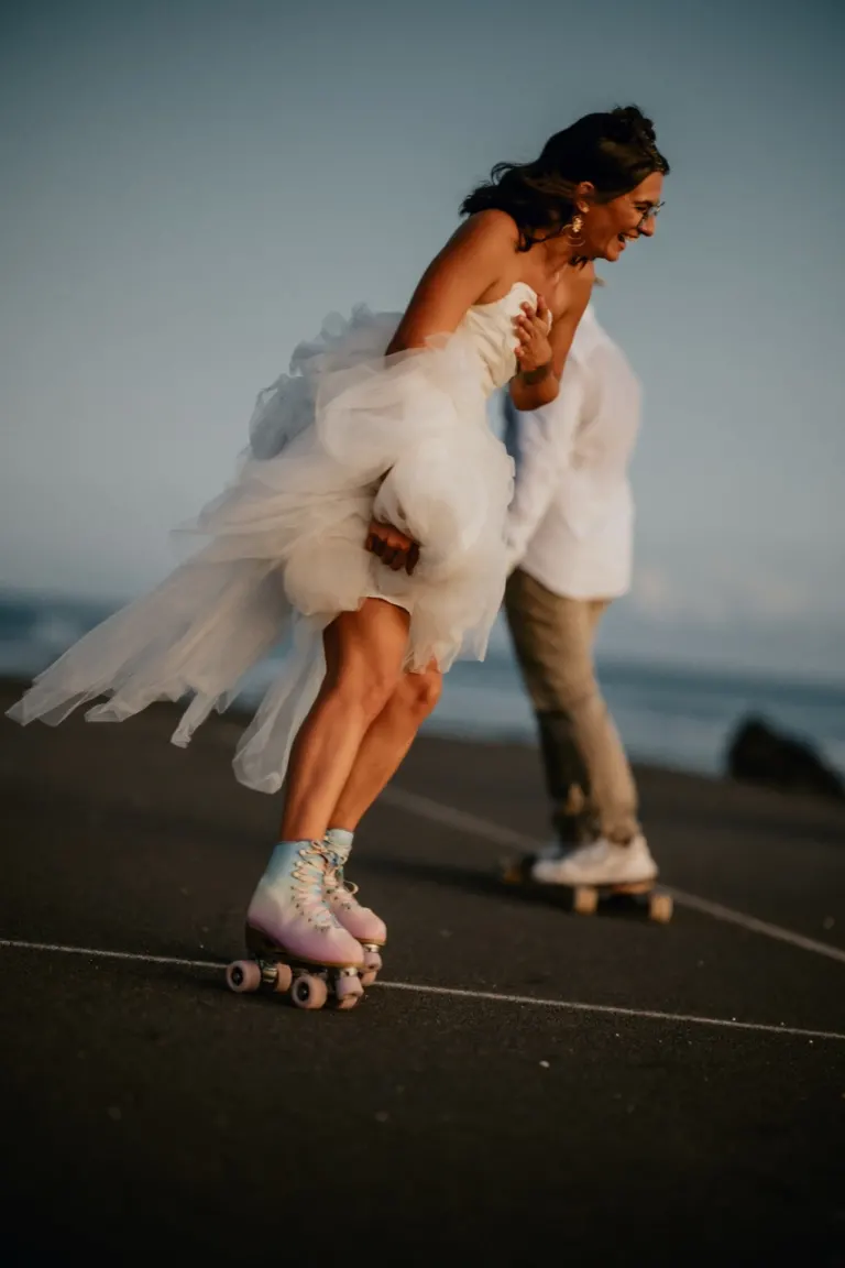 Mariée en rollers et robe de tulle sur le front de mer