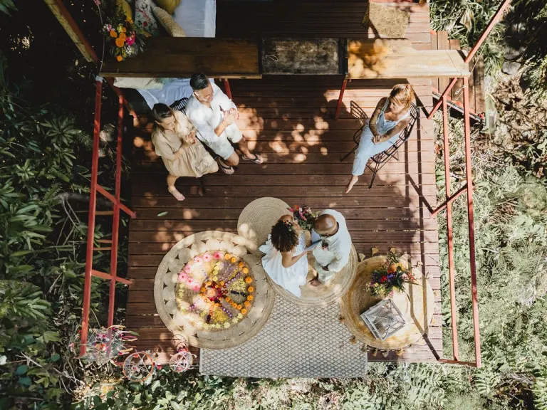 Vue aérienne d’une longue table de réception dressée sur une terrasse