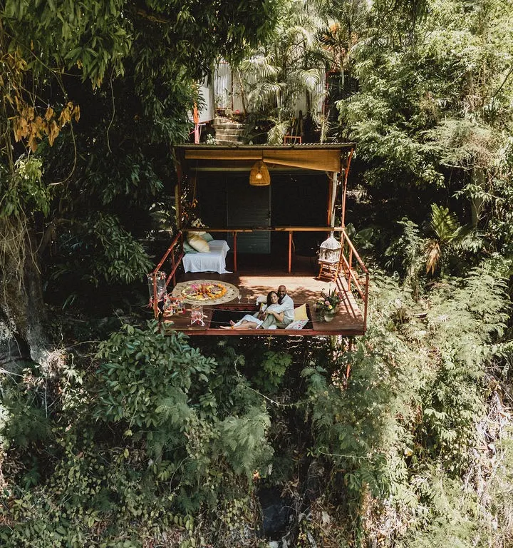 Vue aérienne d’une réception de mariage installée au cœur de la jungle