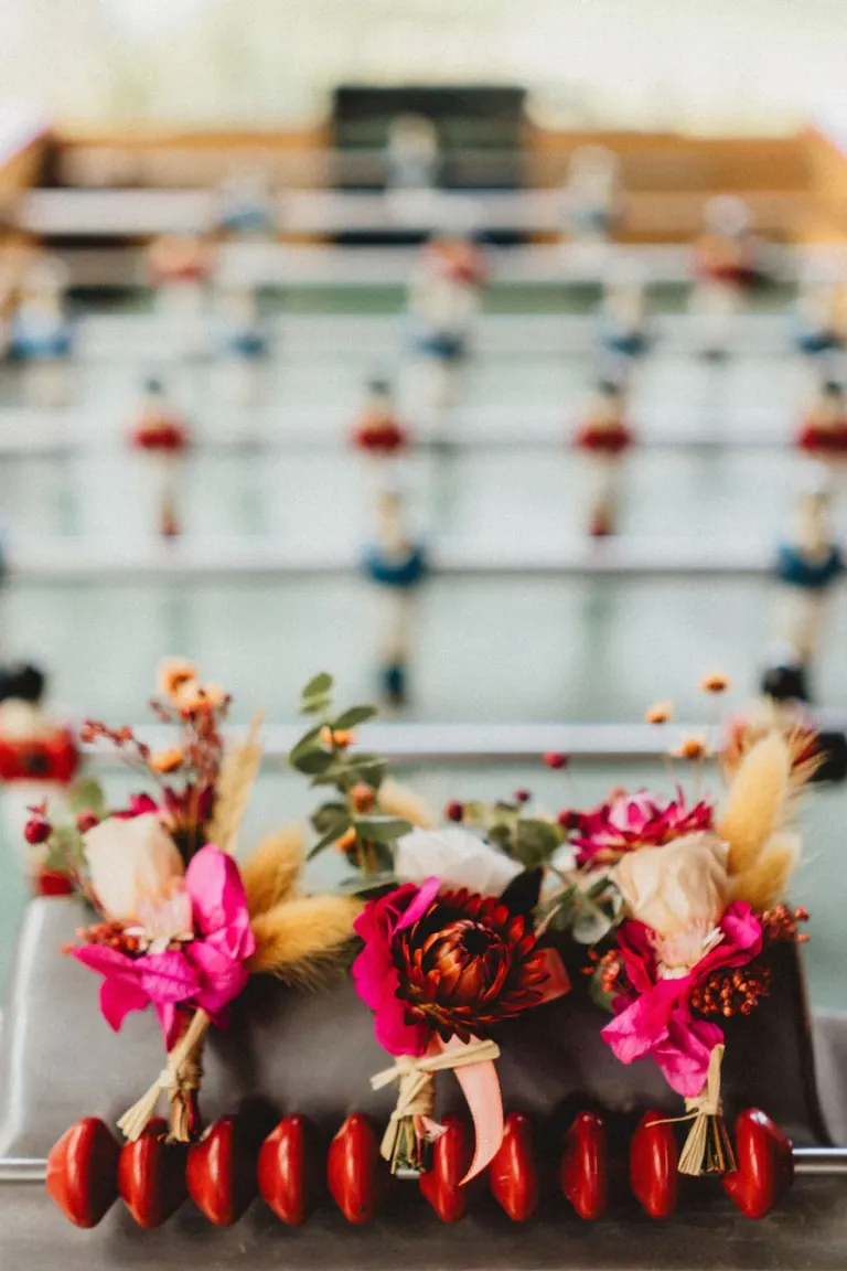 Baby-foot décoré de fleurs, installé pour animer une réception de mariage