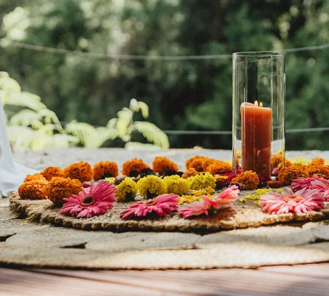 Mandala de fleurs colorées posé au sol pour une cérémonie laïque en pleine nature