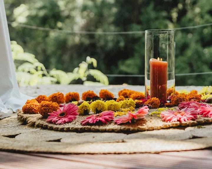 Mandala de fleurs colorées posé au sol pour une cérémonie laïque en pleine nature