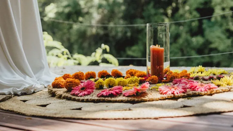 Mandala de fleurs colorées posé au sol pour une cérémonie laïque en pleine nature