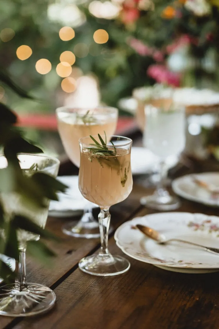 Verres à cocktail sur une table fleurie