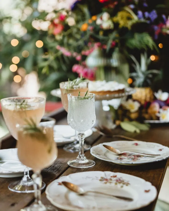 Table de réception dressée avec cocktails et fleurs tropicales pour un mariage