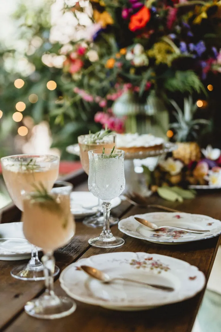 Table de réception dressée avec cocktails et fleurs tropicales