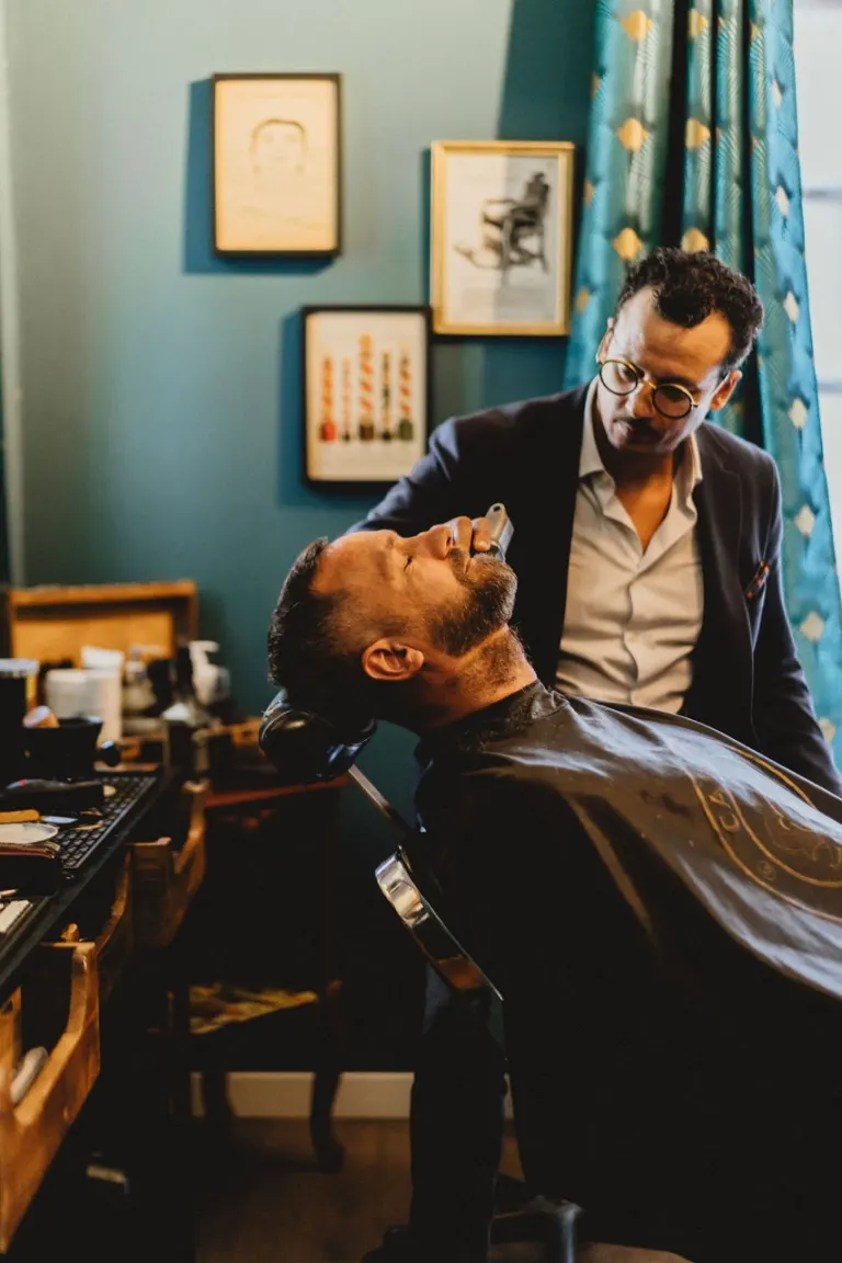 Préparatifs du marié chez le barbier