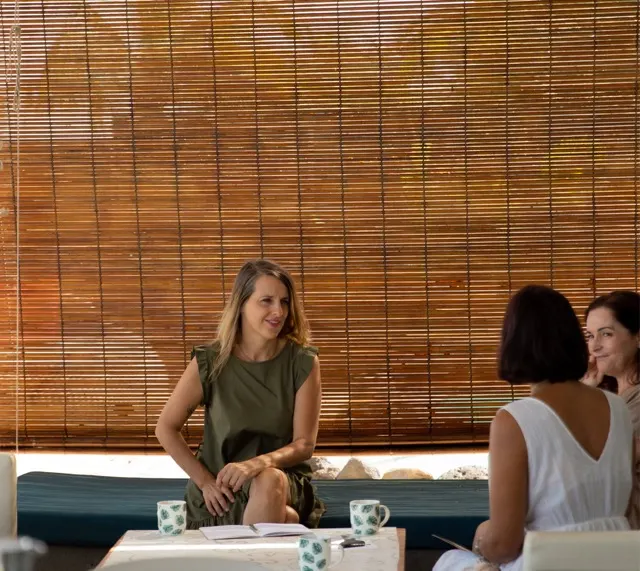 Céline en rendez-vous de coaching avec une cliente, installées sur une terrasse