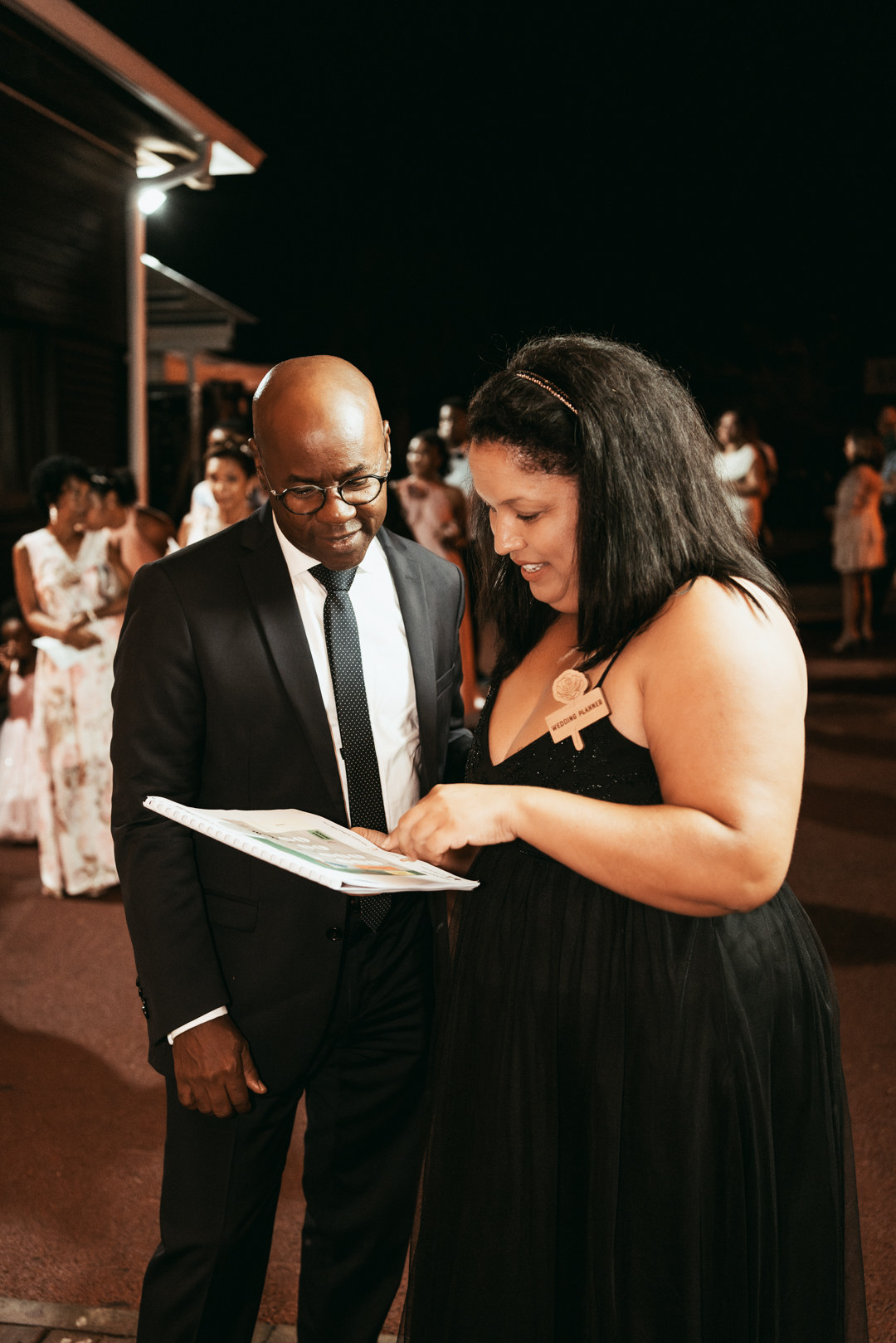 Angélica, officiante de cérémonie laïque à La Réunion, lisant le livret de cérémonie
