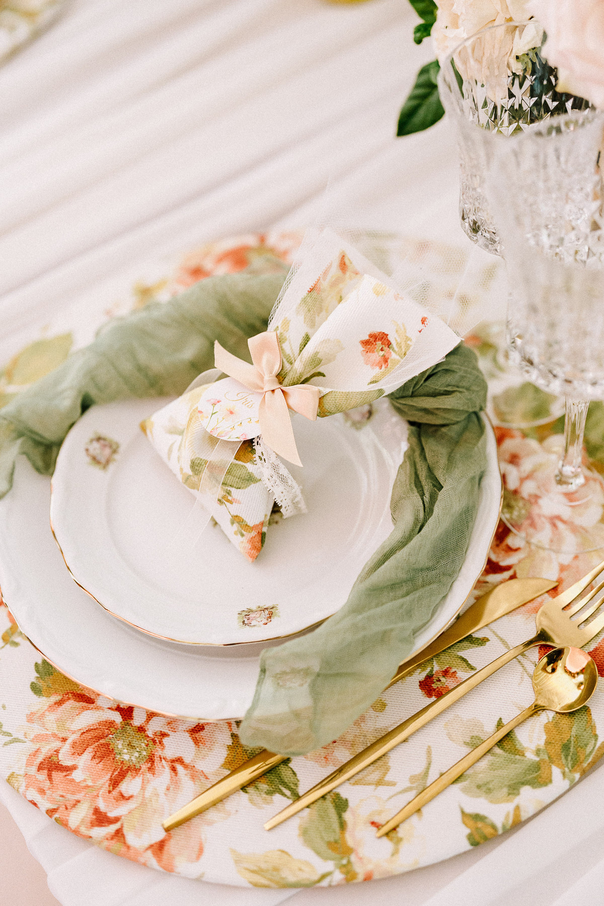 Art de la table de mariage, assiette fleurie et serviette verte