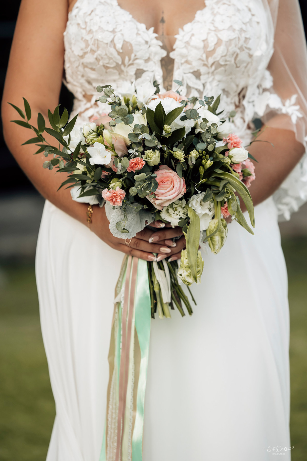 Bouquet de mariée pastel aux rubans de soie