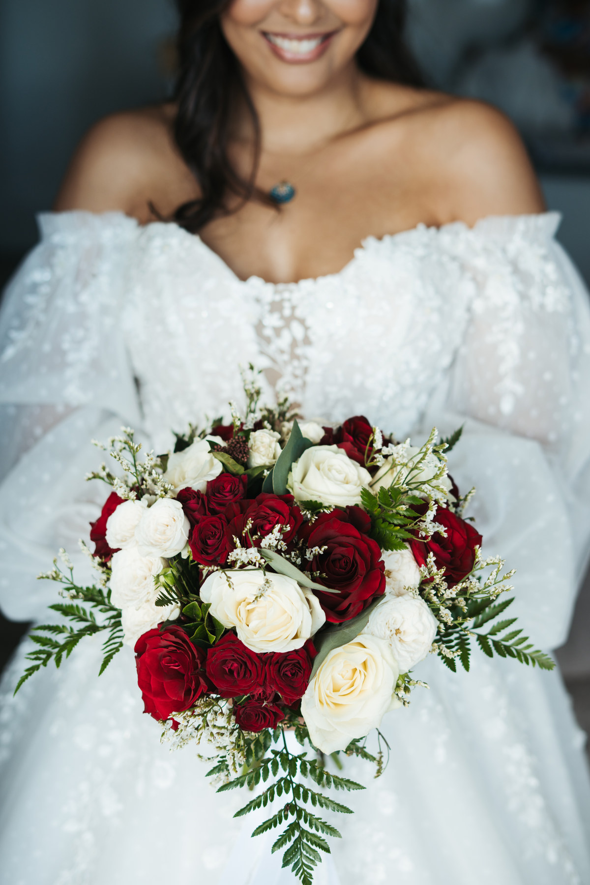 Bouquet de mariée en roses rouges et blanches
