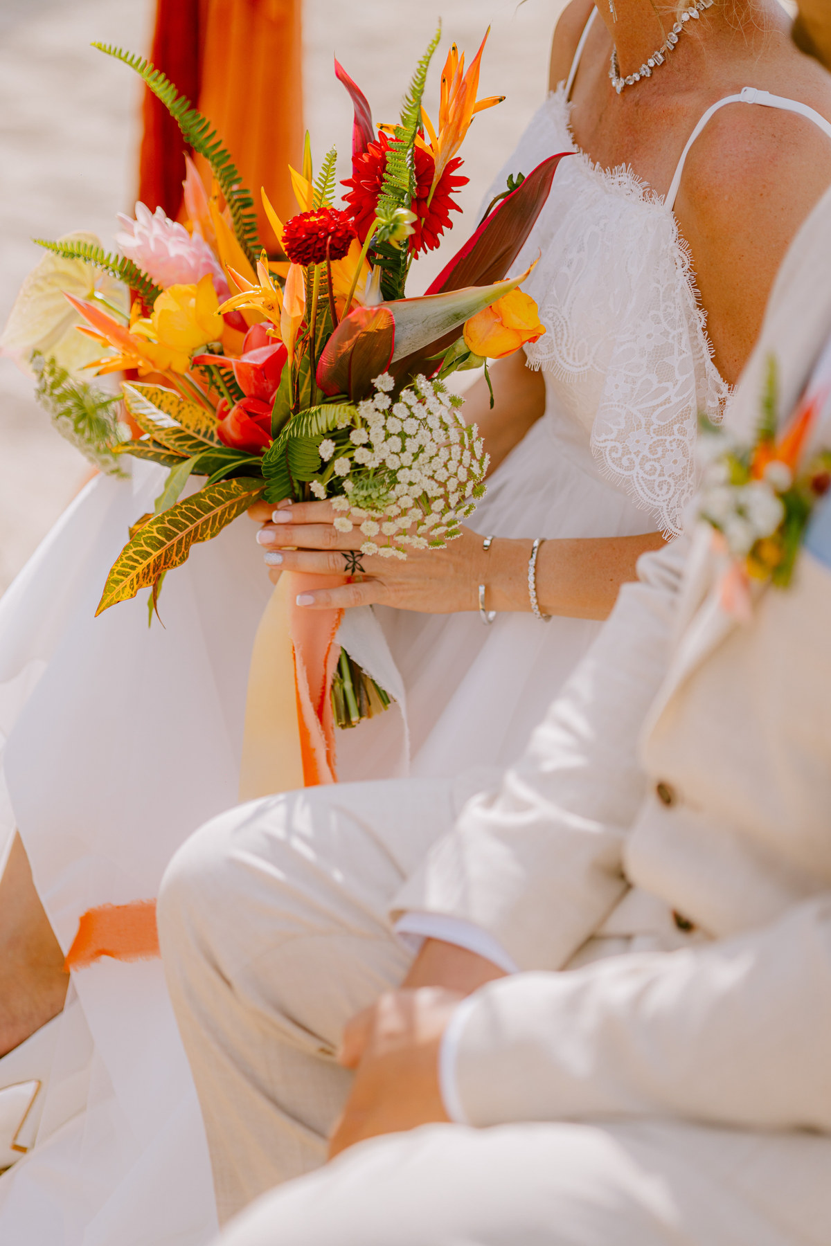 Bouquet tropical tenu par les mariés