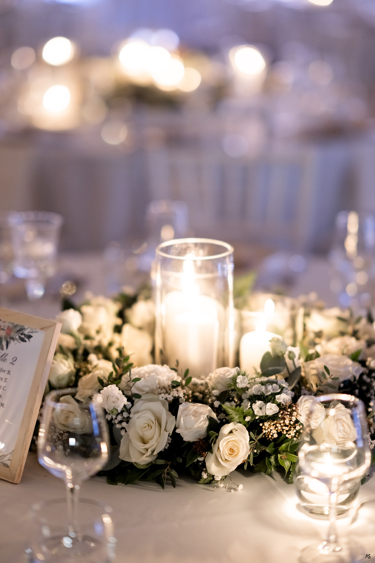 Centre de table en roses blanches et bougies