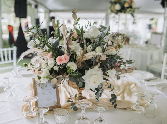 Centre de table de mariage en roses blanches et eucalyptus