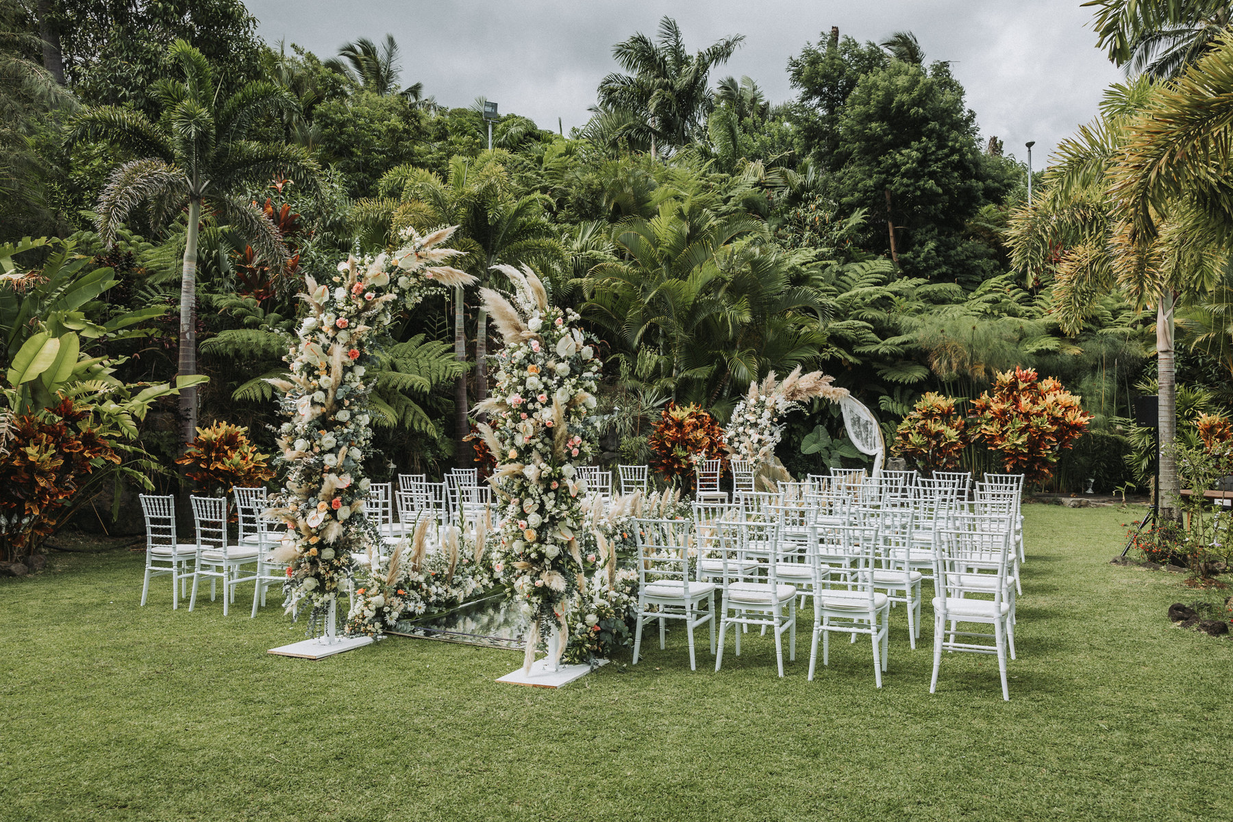 Cérémonie laïque installée dans un jardin tropical de La Réunion