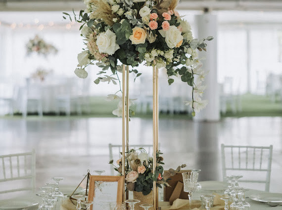 Composition florale sur pied pour table de mariage