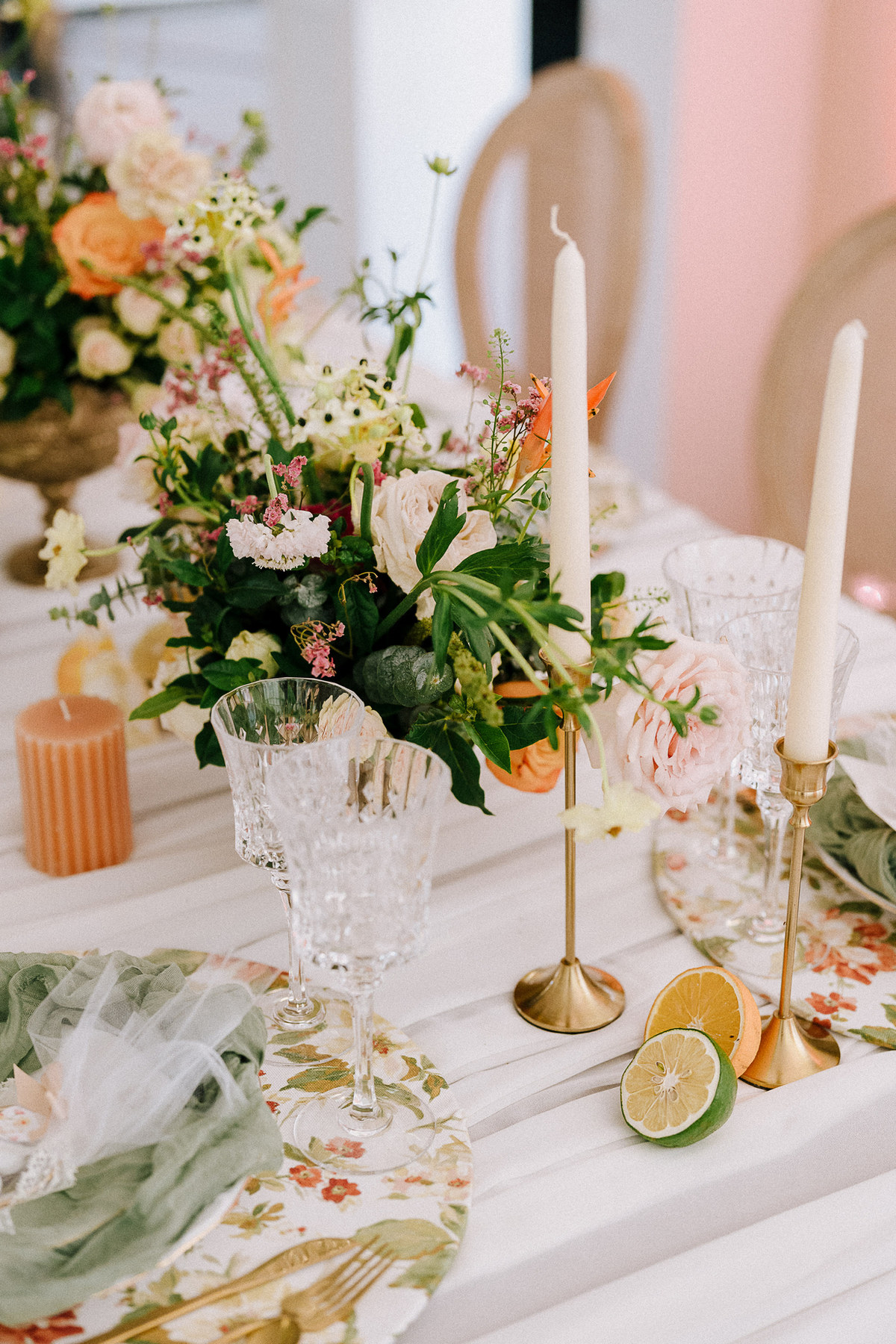 Composition florale de table avec agrumes et bougies