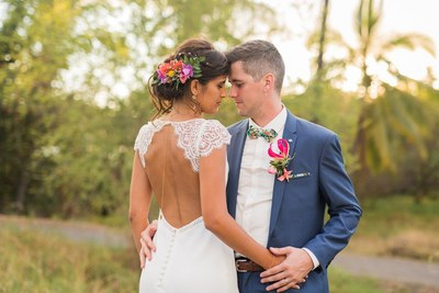 Couple de mariés dans la nature tropicale de La Réunion