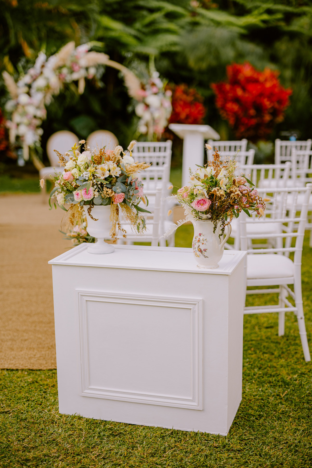 Décor de cérémonie en fleurs rouges tropicales