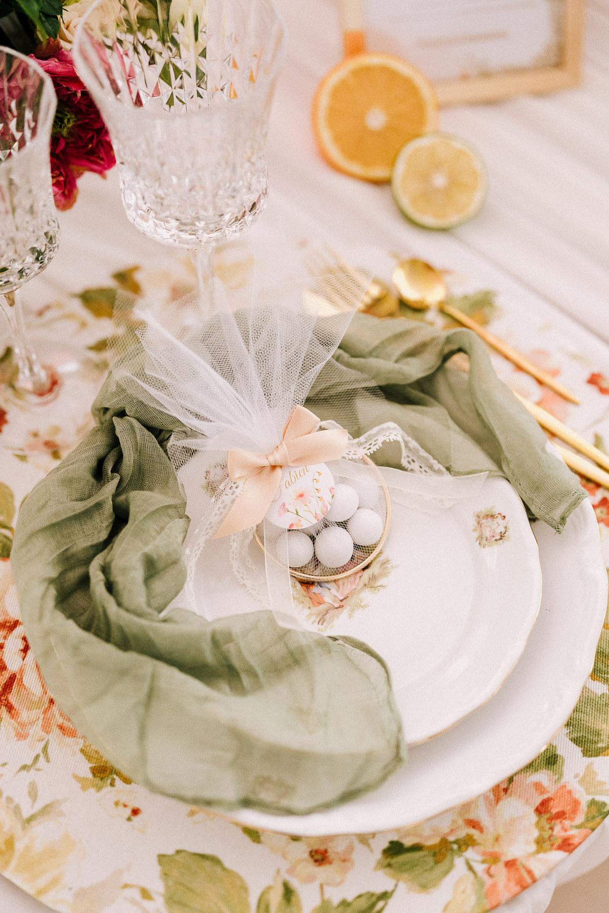 Décoration d’assiette de mariage aux tons vert sauge
