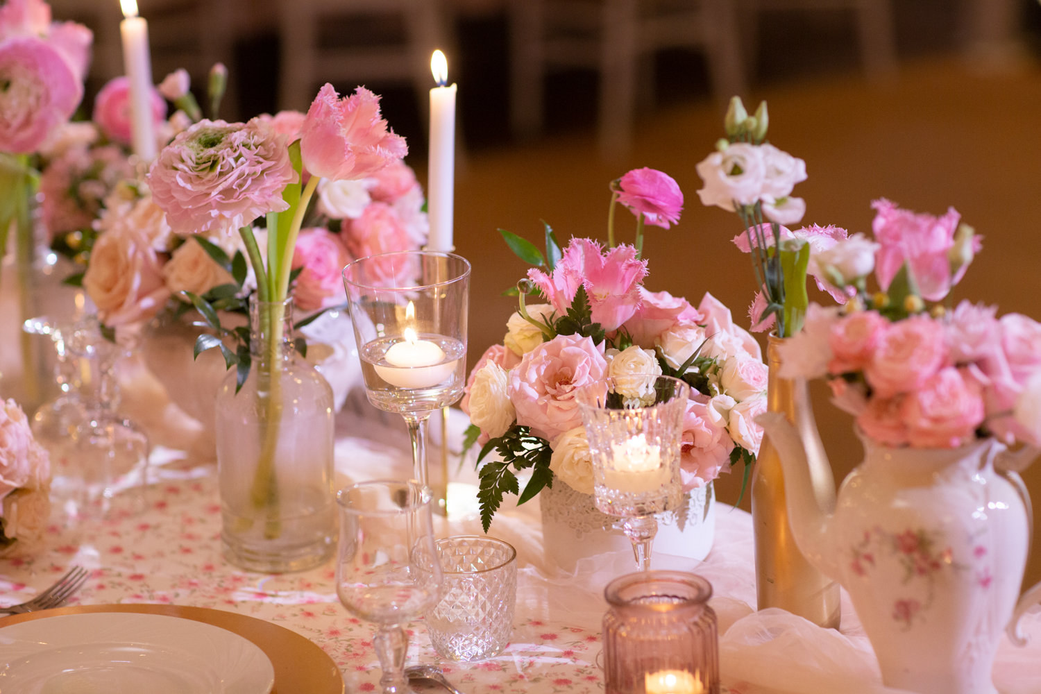 Décoration florale rose et bougies pour une réception de mariage