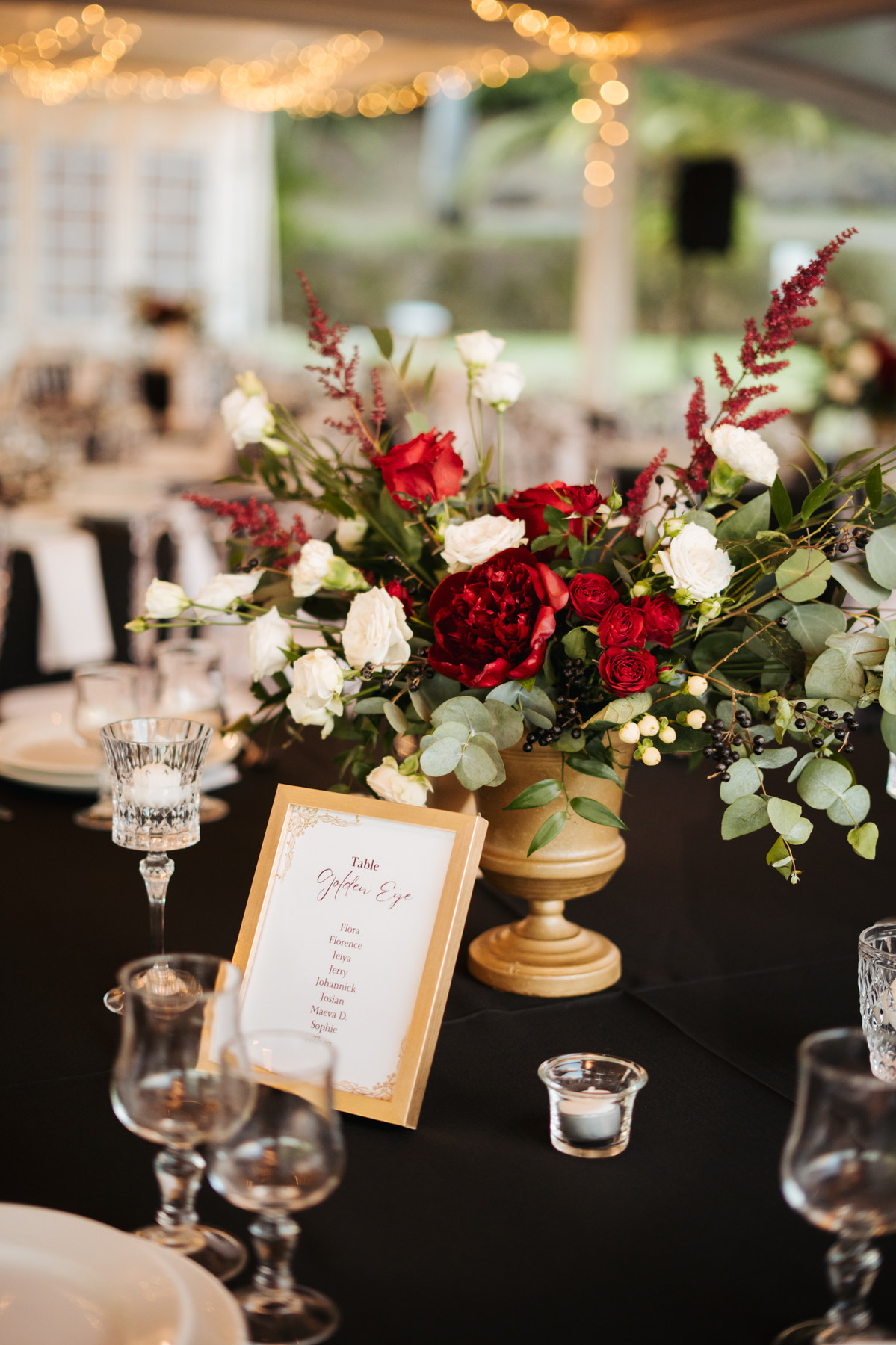 Décoration de table de mariage aux tons rouge et noir