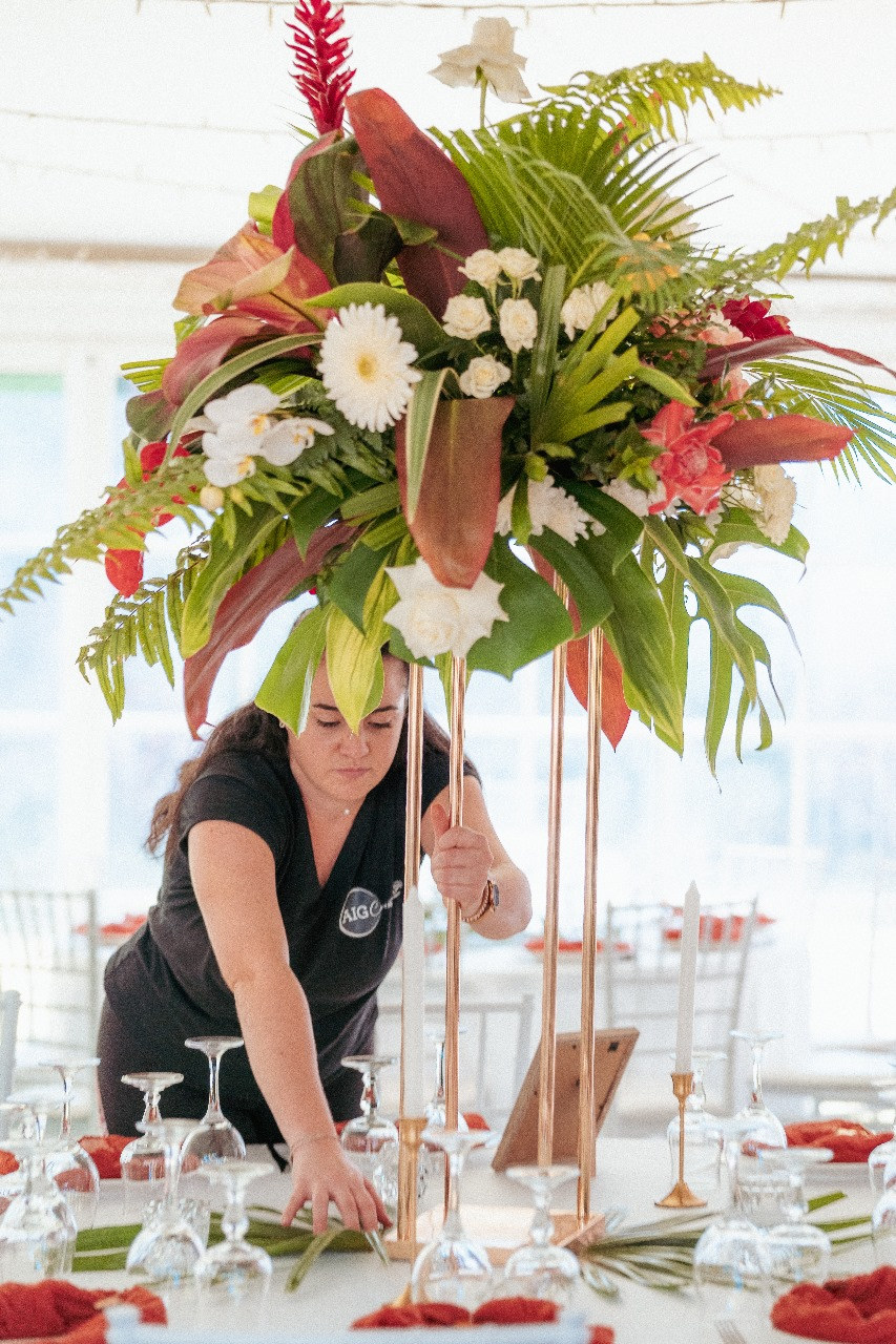 Décoratrice florale d’AIG Création installant un centre de table