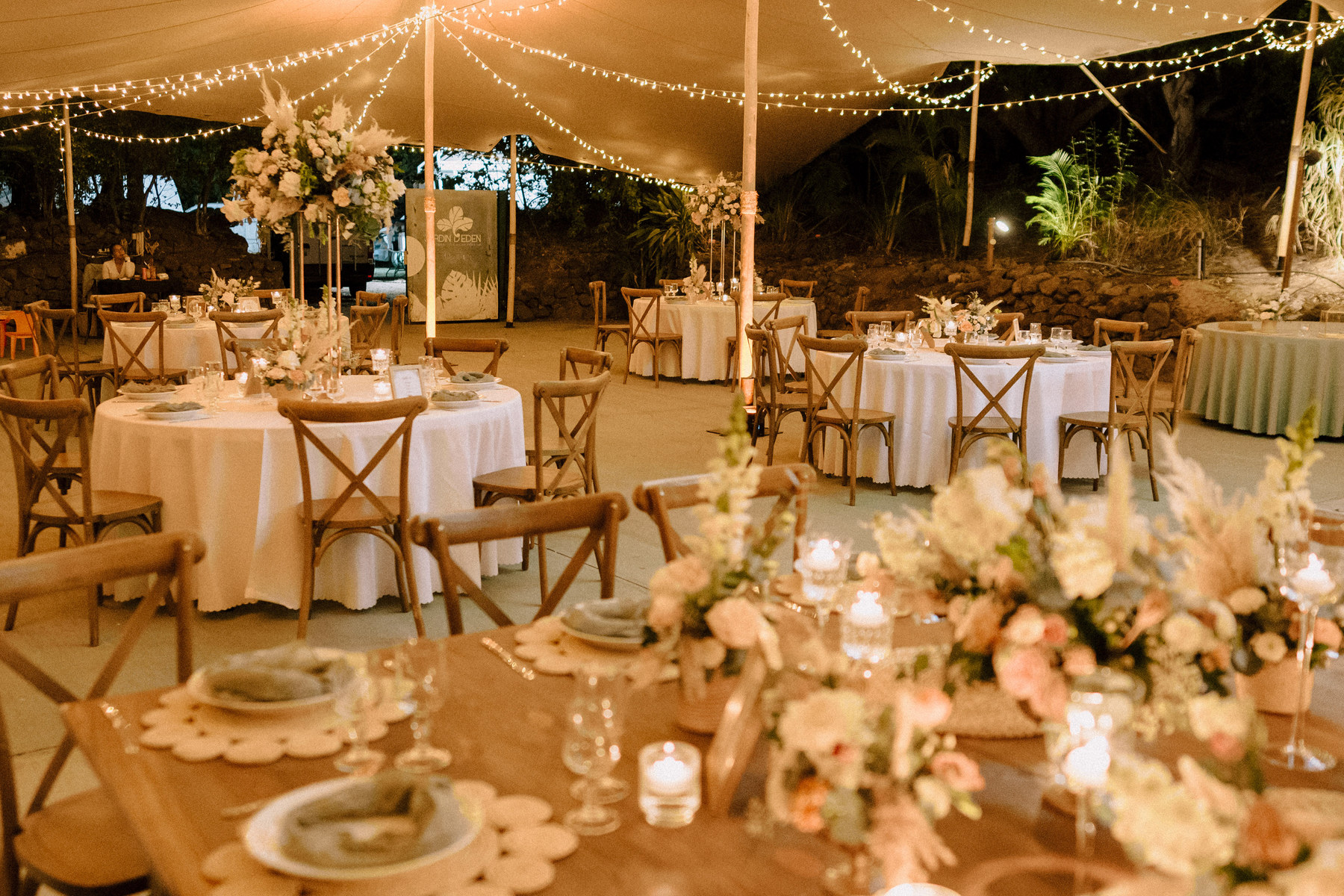 Dîner de mariage décoré aux tons tropicaux