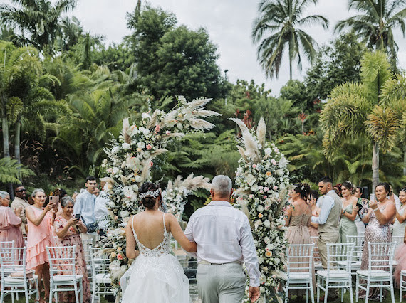 Entrée de la mariée dans l’allée de cérémonie en jardin tropical