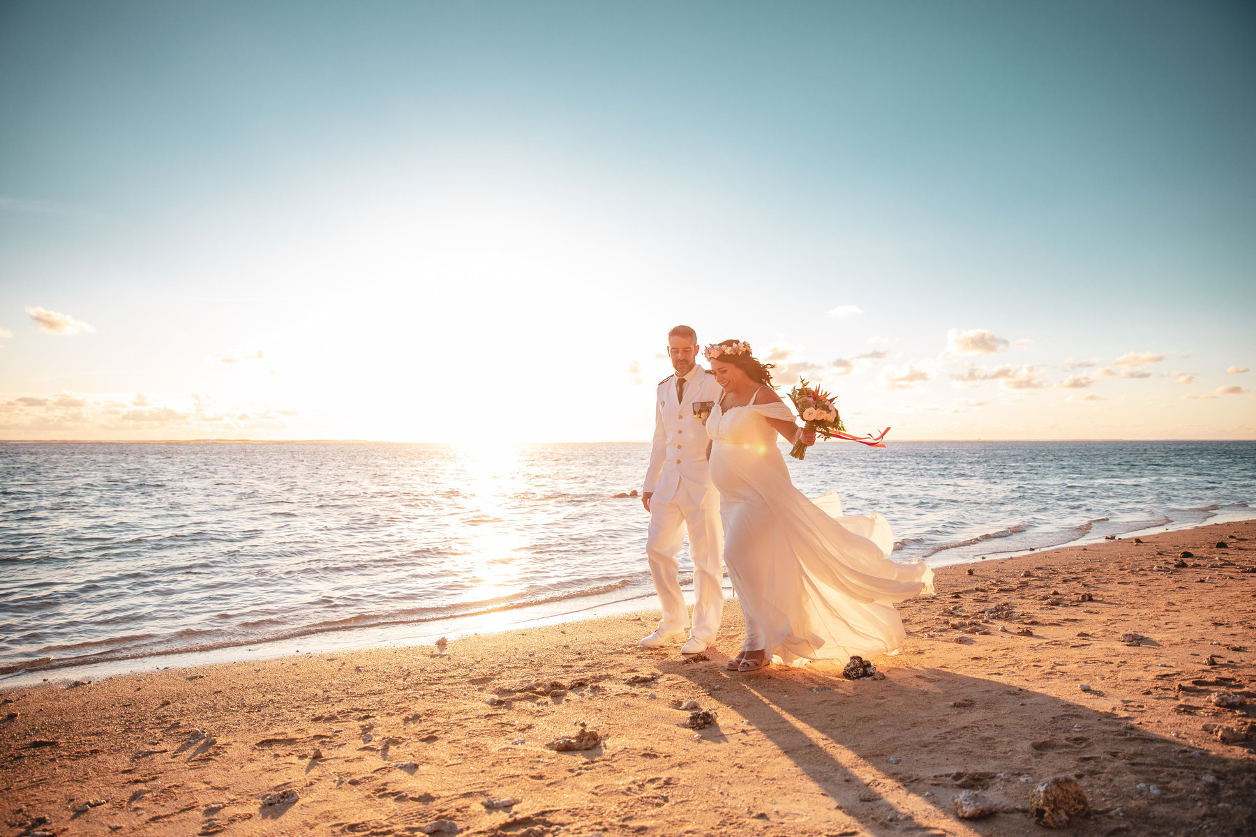 Couple de mariés sur une plage de La Réunion au coucher du soleil