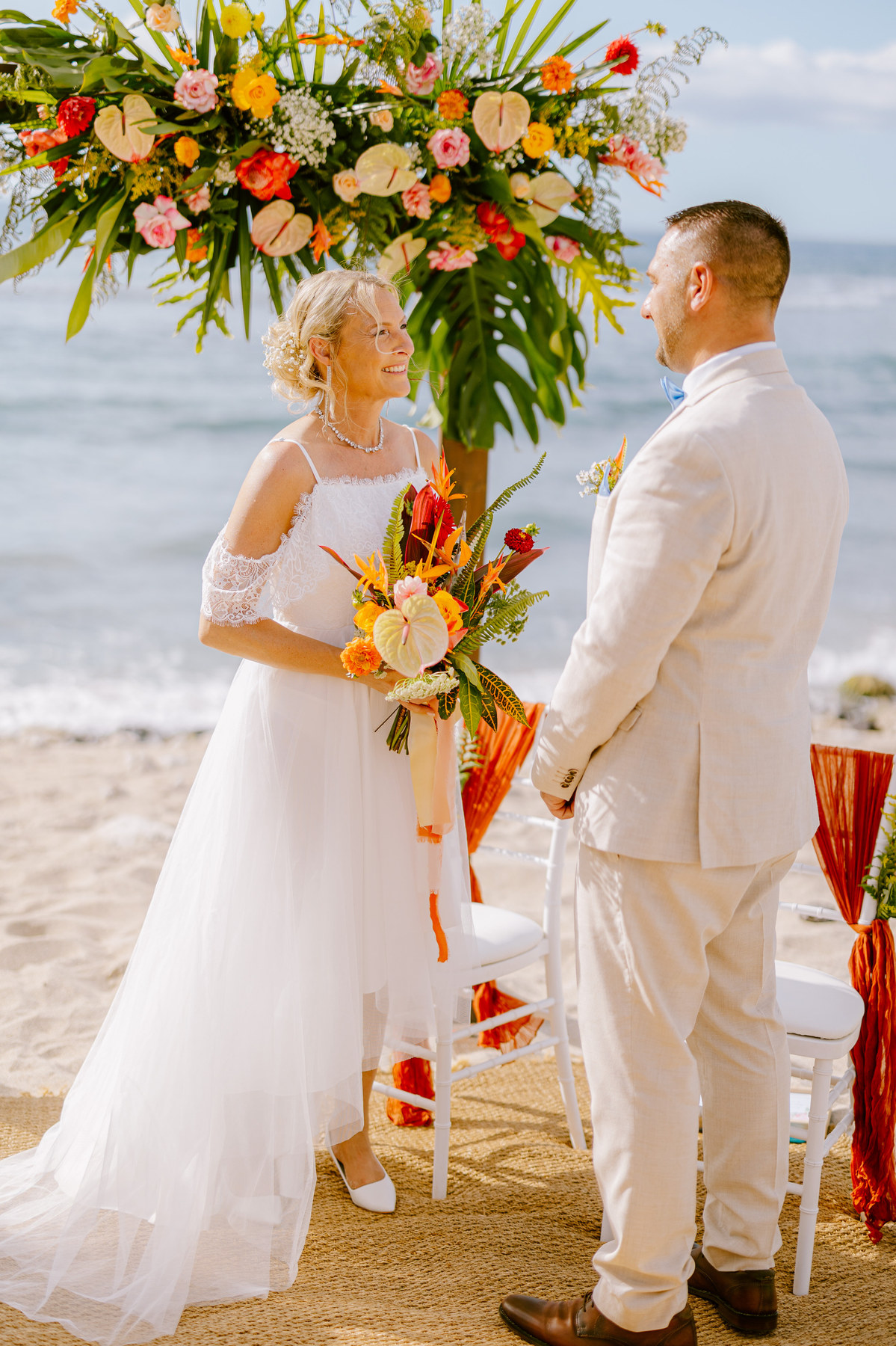 Mariés sur une plage de La Réunion avec bouquet tropical