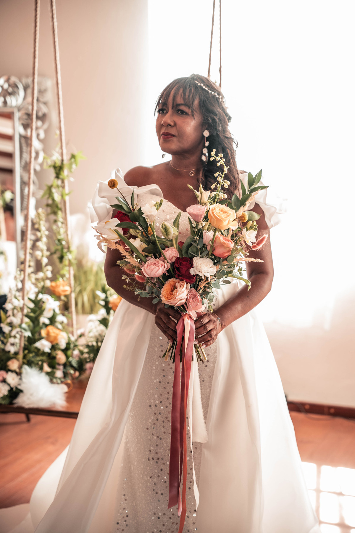 Mariée et son bouquet dans la lumière dorée de La Réunion
